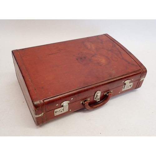 1060 - A leather vintage suitcase, 61 x 40 x 21cm