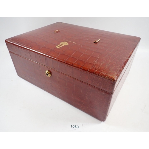 1063 - A leather dispatch box with QEII Royal Crest, dated 1915, 35cm wide