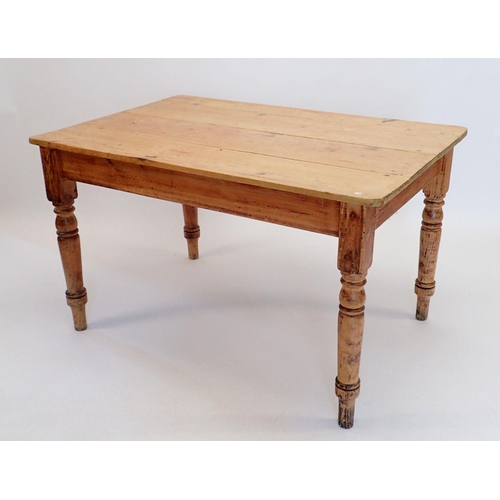 1090 - A Victorian pine kitchen table on turned supports, 122 x 81cm