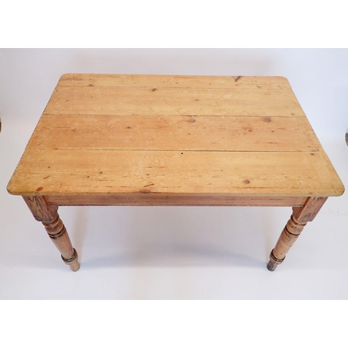 1090 - A Victorian pine kitchen table on turned supports, 122 x 81cm