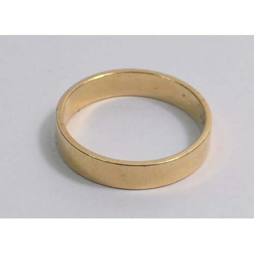 298 - An 18ct gold wedding band, 3.3g, size N to O