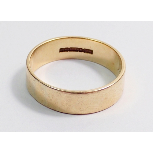 299 - A large size gents 9ct gold wedding band, US size 13.5, larger than UK size Z, 6.6g