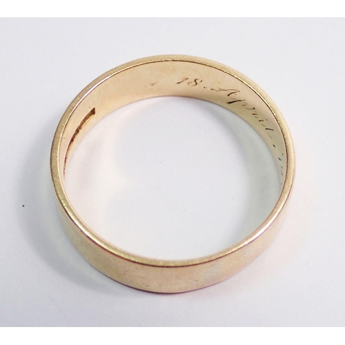 299 - A large size gents 9ct gold wedding band, US size 13.5, larger than UK size Z, 6.6g