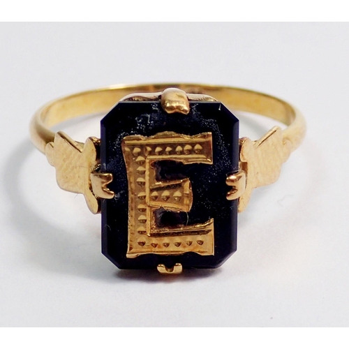 300 - An 18ct gold Victorian black onyx ring with letter 'E', size M, 2.2g