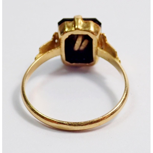 300 - An 18ct gold Victorian black onyx ring with letter 'E', size M, 2.2g