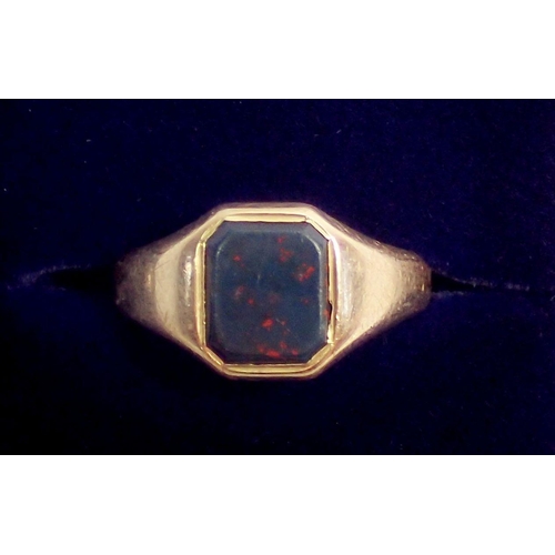 301 - An 18 carat gold and bloodstone gentleman's signet ring, size M, 5.1g