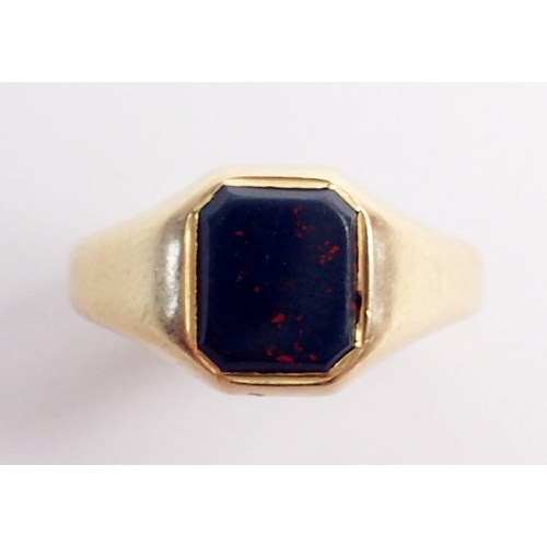 301 - An 18 carat gold and bloodstone gentleman's signet ring, size M, 5.1g