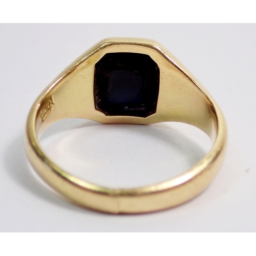 301 - An 18 carat gold and bloodstone gentleman's signet ring, size M, 5.1g