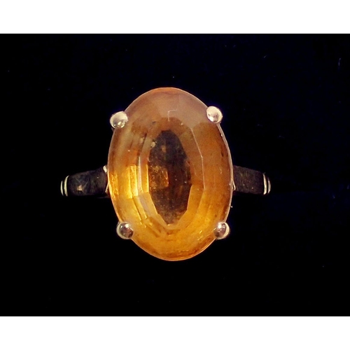 304 - A 9 carat gold ring set oval cut citrine, size L-M, 4.1g