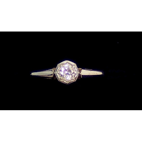 324 - A yellow metal ring collet set solitaire diamond, size M, 1.9g