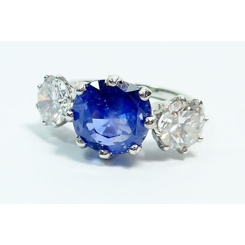 337 - A fine 18 carat white gold Ceylon sapphire and diamond ring, the central natural sapphire  approx. 5... 