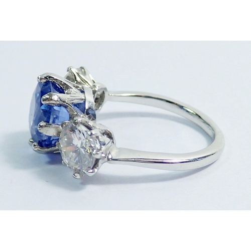 337 - A fine 18 carat white gold Ceylon sapphire and diamond ring, the central natural sapphire  approx. 5... 