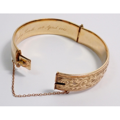 353 - A 9 carat gold engraved hinged bangle, 36.3g