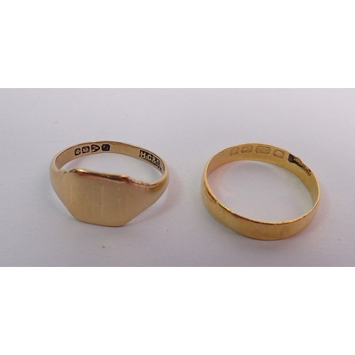 362 - A 22 carat gold wedding band, size L, 1.9g and 18 carat gold signet ring, size I, 2.9g