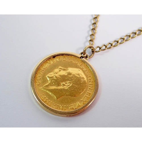 365 - A George V 1912 gold sovereign on 9ct gold mount and chain, total weight 16.4g, 66cm long