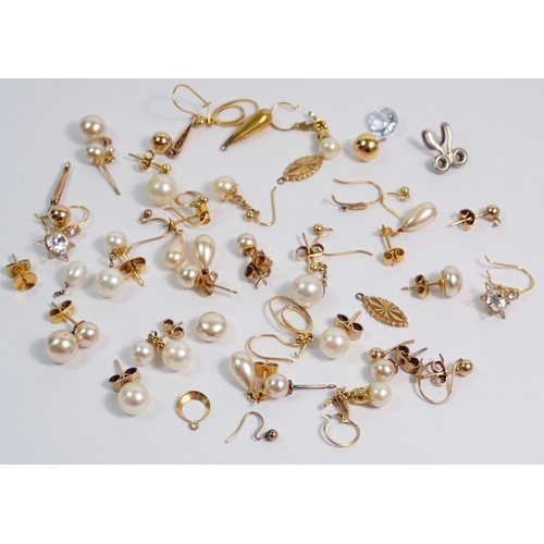 377 - A quantity of pearl earrings, mostly believed to be 9ct gold