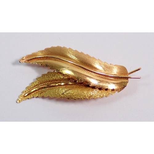 403 - An 18 carat gold leaf brooch, 6.5g, 5cm