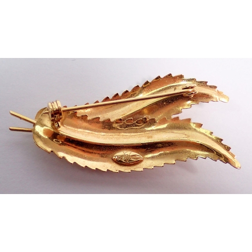 403 - An 18 carat gold leaf brooch, 6.5g, 5cm