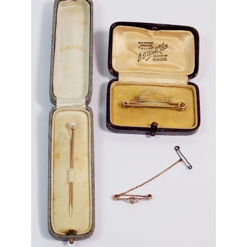 410 - A gold and pearl Cintra stick pin - cased, 1.1g and a 9 carat gold Good Luck horseshoe stick pin, 1g... 