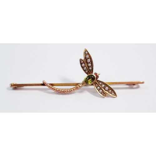 412 - A gold bar brooch with dragonfly set peridot and seed pearls with ruby eyes, unmarked but tested as ... 