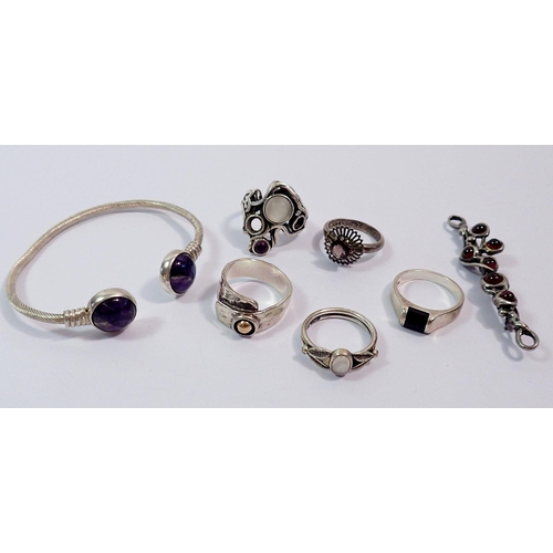 433 - Five various silver rings, a silver and garnet brooch pendant and an amethyst and silver bangle