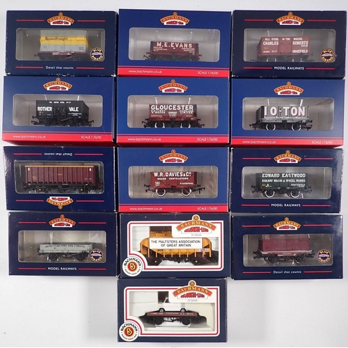 578 - A group of thirteen Bachmann 00 gauge boxed wagons incluidng 37-2012K Gloucester Railway Carriage an... 