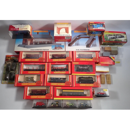 581 - A box of Hornby 00 gauge wagons and accessories including R6077 GWR 20 ton brake van, R6050 EWS HEA ... 