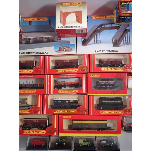 581 - A box of Hornby 00 gauge wagons and accessories including R6077 GWR 20 ton brake van, R6050 EWS HEA ... 