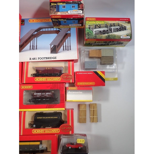 581 - A box of Hornby 00 gauge wagons and accessories including R6077 GWR 20 ton brake van, R6050 EWS HEA ... 