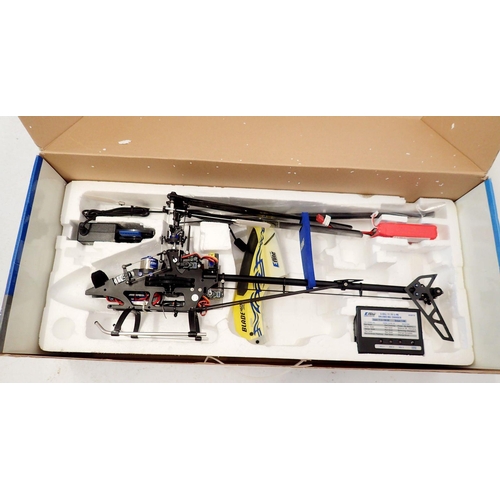 590 - A Blade 400 3D remote control helicopter includes battery pack and charger - boxed