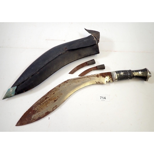 714 - A WWI period Gurkha Kukri dagger/knife with ebony handle and lion to end