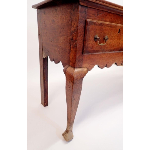 880 - A Georgian oak dresser base with three frieze drawers and brass swan neck handles all raised on cabr... 