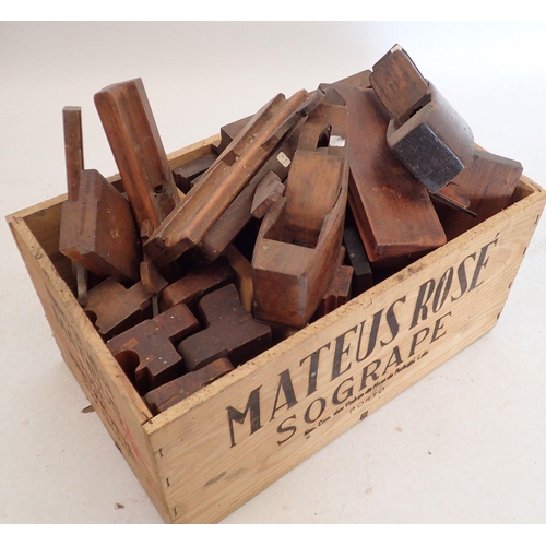 882 - A box of antique moulding and block planes