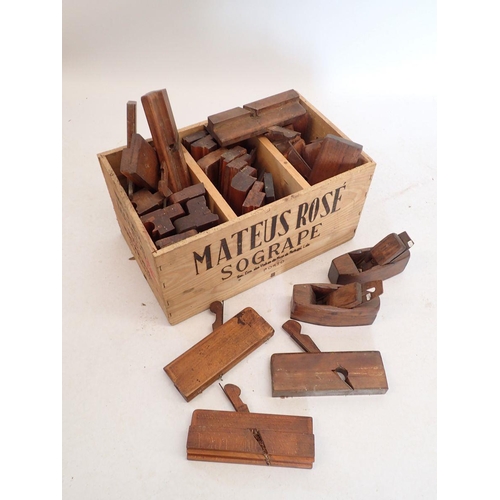 882 - A box of antique moulding and block planes