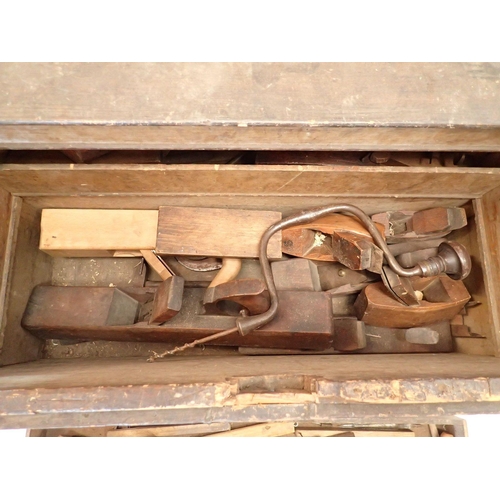 918 - An early 20th century carpenter's tool chest with sliding trays and full contents of tools