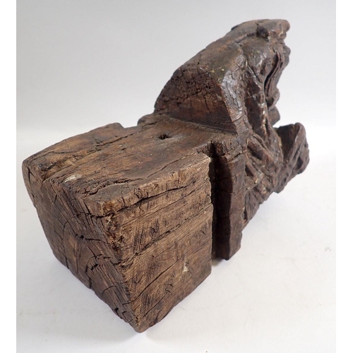 942 - An antique carved wooden horse terminal, 21 x 15 x 10cm