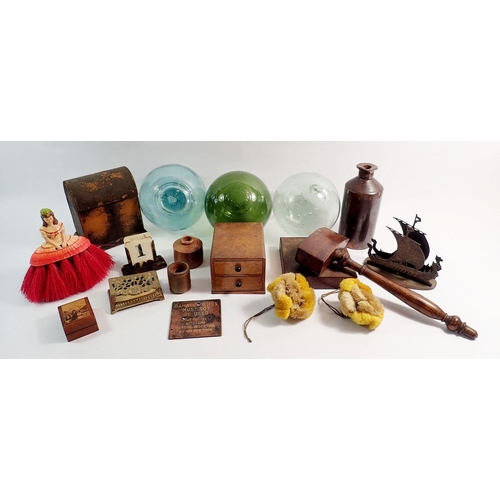 1255 - A box of small collectables