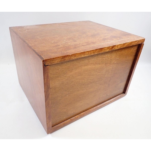 1256 - A mahogany collectors cabinets comprising seven drawers and slide out front, 30.5 x 20.5 x 25cm