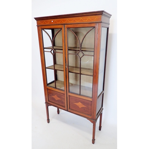 1367 - An Edwardian mahogany two door display cabinet with swag inlay, 87 x 166cm