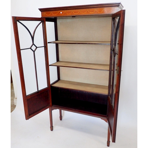 1367 - An Edwardian mahogany two door display cabinet with swag inlay, 87 x 166cm