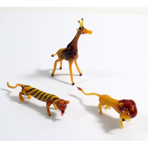 137 - Three miniature glass animals, the giraffe 4cm tall