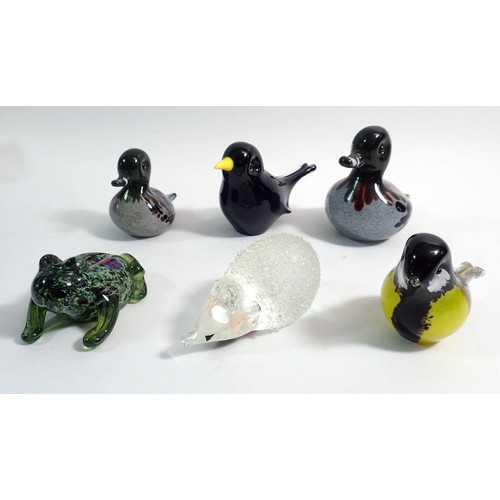 160 - Five Langham animal paperweights - blackbird, duck, small duck, small frog, great tit and a gem hedg... 