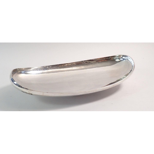 200 - A large silver elliptical dish by Leslie Durbin, London 1958, 616g (Leslie Durbin was apprenticed to... 