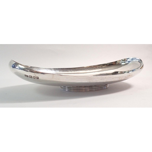 200 - A large silver elliptical dish by Leslie Durbin, London 1958, 616g (Leslie Durbin was apprenticed to... 