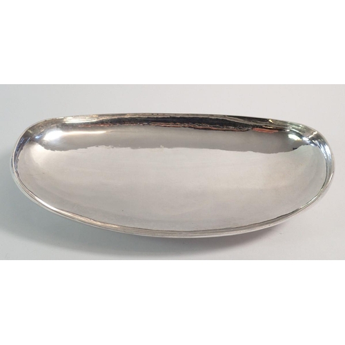 200 - A large silver elliptical dish by Leslie Durbin, London 1958, 616g (Leslie Durbin was apprenticed to... 