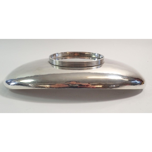 200 - A large silver elliptical dish by Leslie Durbin, London 1958, 616g (Leslie Durbin was apprenticed to... 