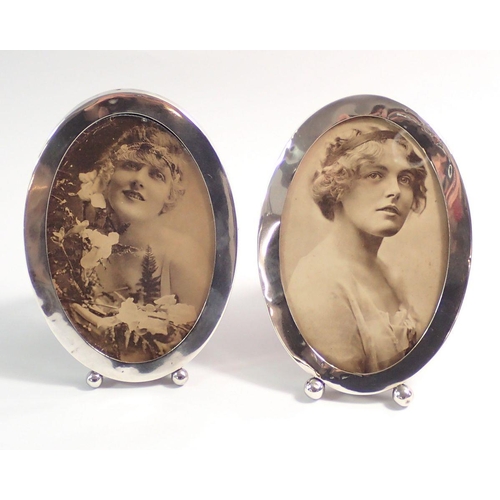 203 - A pair of oval silver photograph frames, Birmingham 1919, 15.5 x 11cm