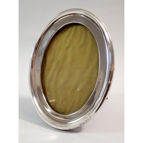 206 - An oval silver mounted photograph frame, 17.5 x 13cm, Birmingham 1911 by A & J Zimmerman Ltd.