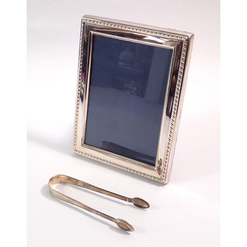 209 - A Mappin & Webb silver photograph frame 16 x 12cm Sheffield 1996 and a pair of Georgian bright cut s... 