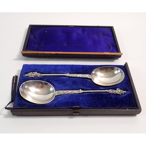 212 - A pair of Dutch silver apostle serving spoons in 17th century style, 18cm long, 114g - case AF